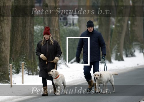 Huizen 11 januari 2026
Linda de Mol en haar partner Jeroen Rietbergen laten in een koud Huizen hun twee honden uit . Ze zijn beide warm aangekleed .