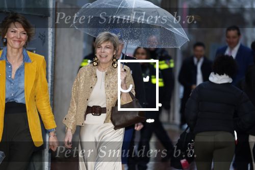 Amsterdam 21 januari 2026
Prinses Laurentien leest voor de 20e keer voor aan kinderen in de Bibliotheek Reigersbos in Amsterdam Bijlmer. Ze krijgt een kado uit handen van Eveline Aendekerk