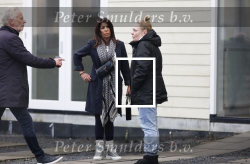 Vinkeveen 19 januari 2026
Rachel Hazes kroijgt de sleutels terug van haar huis in Vinkeveen . Marieke v Beek verloor rechtszaak en moet uit het huis . Rachel kwam samen met een makelaar