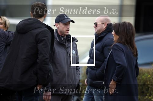 Vinkeveen 19 januari 2026
Rachel Hazes kroijgt de sleutels terug van haar huis in Vinkeveen . Marieke v Beek verloor rechtszaak en moet uit het huis . Rachel kwam samen met een makelaar