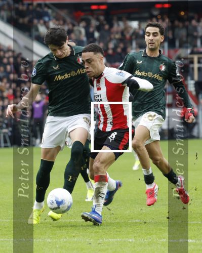 Eindhoven, 1 Februari 2026
Kompetitiewedstrijd PSV-Feyenoord, eindstand 3-0
Sergino Dest in duel met Anel Ahmedhodzic