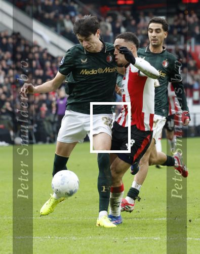 Eindhoven, 1 Februari 2026
Kompetitiewedstrijd PSV-Feyenoord, eindstand 3-0
Sergino Dest in duel met Anel Ahmedhodzic