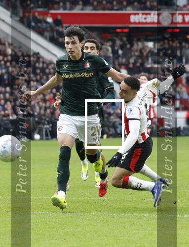 Eindhoven, 1 Februari 2026
Kompetitiewedstrijd PSV-Feyenoord, eindstand 3-0
Sergino Dest in duel met Anel Ahmedhodzic