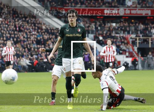 Eindhoven, 1 Februari 2026
Kompetitiewedstrijd PSV-Feyenoord, eindstand 3-0
Sergino Dest in duel met Anel Ahmedhodzic