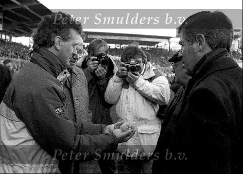 Amsterdam 7 Februari 1988
Kompetitiewedstrijd AJAX-PSV, eindstand 0-1
een gedeelte van de opbrengst eieren.
Het z.g. eierincident