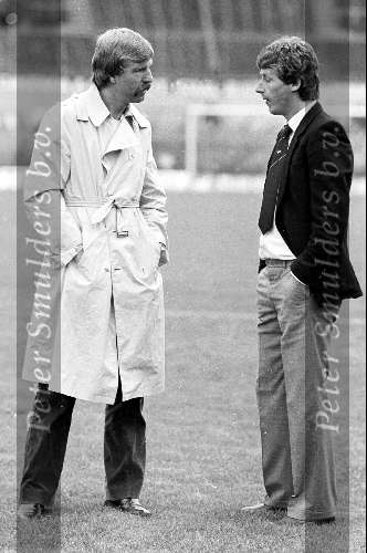 Amsterdam
13 Mei 1981
Aad de Mos in gesprek met AZ-speler Hugo Hovekamp