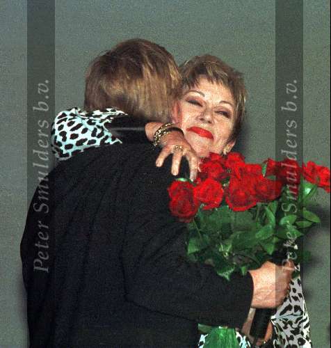 Apeldoorn, 17 februari 1999
Benny Neyman 25 jaar artiest wordt hier omhelsd door Conny Vandenbosch