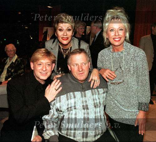 Apeldoorn, 17 februari 1999
Benny Neyman 25 jaar artiest hier op de foto omgeven door Bonnie St. Clair, Koos Alberts en conny Vandenbosch