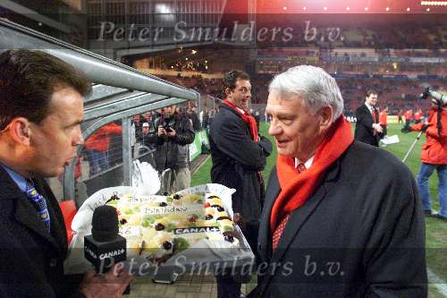 Eindhoven, 18 februari 1999
Canal + verslaggever Sierd de Vos overhandigt Bobby Robson een taart voor zijn 66e verjaardag