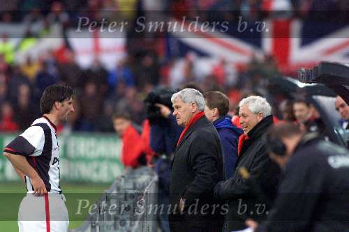 21 Februari 1999
Bobby Robson spreekt met zijn aanvoerder Luc Nilis
Rechts kijkt Dr. Cees Rein v d Hoogenband toe
Feyenoord-PSV 3-1
