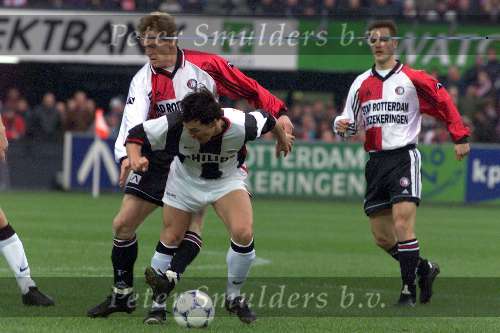 21 Februari 1999
Feyenoord-PSV 3-1
Chris v d Weerden wordt op de huid gezeten door Peter v Vossen