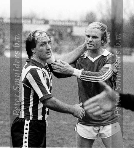 Dick Advocaat spelend voor Sparta wordt gefeliciteerd door PSV-aanvoerder Ruud Geels 1979