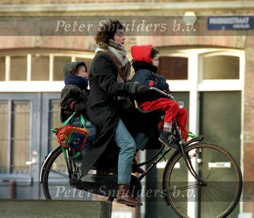 Diewertje Blok fietsend met haar twee kinderen
