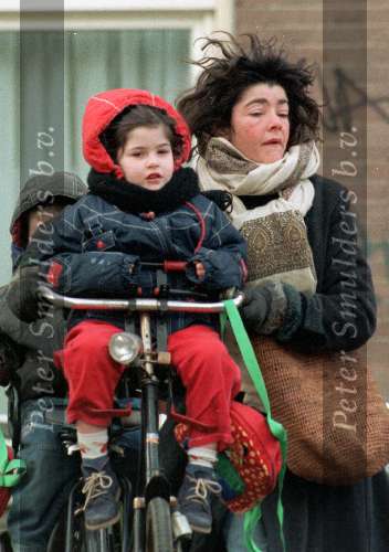 Diewertje blok fietsend met haar twee kinderen