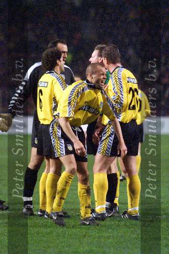 Eindhoven, 27 Februari 1999
PSV-NAC, eindstand 2-0
Scheidsrechter H v Dijk geeft PSV een penalty en het lijkt erg op de foto voor Ernest Stewart die de beslissing absoluut niet kan begrijpen
Peter Bosz 2  x geel dus rood en John Karelse begrijpen het ook niet