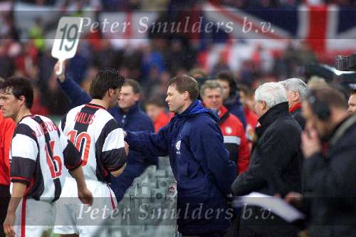 21 Februari 1999
Assistent trainer Erwin Koeman spreekt zijn aanvoerder Luc Nilis toe