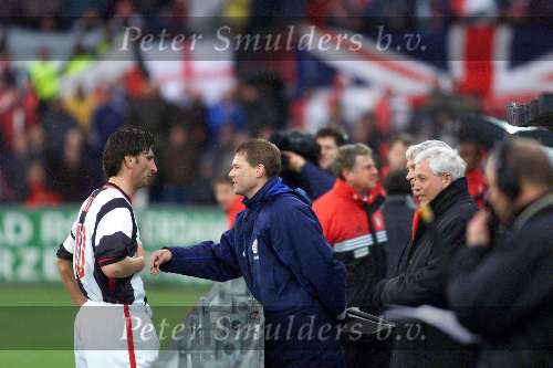 21 Februari 1999
Assistent trainer Erwin koeman in gesprek met Luc Nilis geheel rechts kijkt Cees Rein v d Hoogenband toe