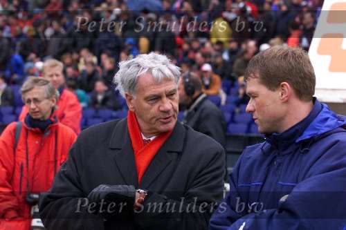 21 Februari 1999
Feyenoord-PSV 3-1
Erwin koeman als debutant assistent coach pratend met Bobby Robson