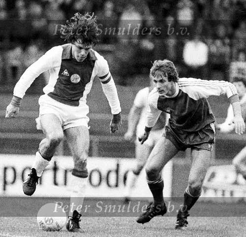 AJAX-PSV 2-1
Ajax-aanvoerder Frank Arnesen in duel met Jan Poortvliet
