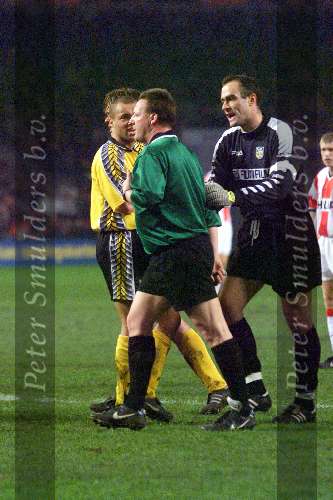 Eindhoven, 27Februari 1999
PSV-NAC, eindstand 2-0
Scheidsrechter H v Dijk wordt aangevallen door John Karelse en Ernest Stewart