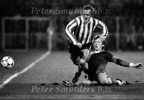 Rene v d Kerkhof in duel met Hugo Hovekamp
PSV-AZ 67, eindstand 0-3
07 Februari 1981
