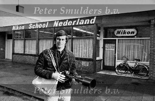 Huub Stevens voor het kantoor van INCA te Haarlem
1979