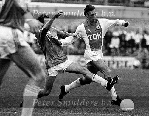 Amsterdam AJAX-PSV, eindstand 5-2
Johan Cruyff in duel met Willy v d Kerkhof
1980