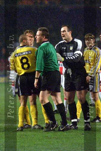 Eindhoven, 27 Februari 1999
John Karelse probeert scheidsrechter H v Dijk tot andere gedachten te brengen nadat hij PSV een penalty heeft toegekend
PSV-NAC, eindstand 2-0