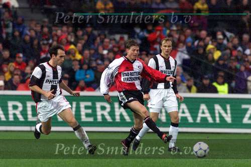 21 Februari 1999
Feyenoord-PSV 3-1
Jon Dahl Tomasson in duel met Dmitri Khokhlov, scheidsrechter Luinge kijkt toe.