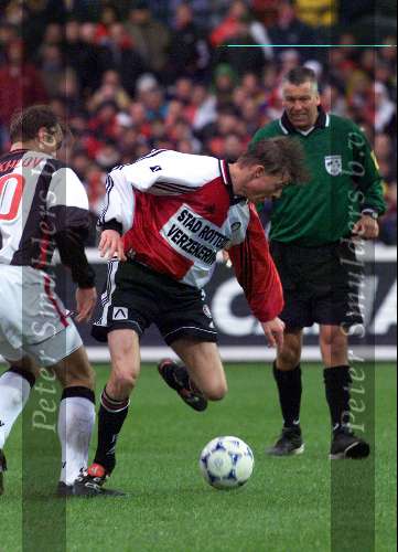 21 Februari 1999
Feyenoord-PSV 3-1
Jon Dahl Tomasson in duel met Dmitri Khokhlov, scheidsrechter Luinge kijkt toe.