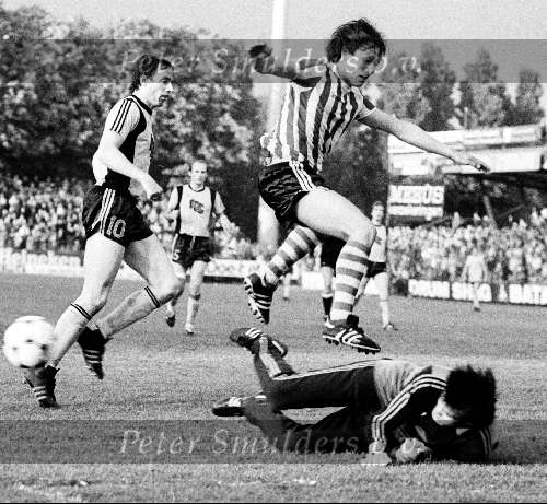 Jung Mu Huh
NAC-PSV, eindstand 0-2
16-05-81

PETER SMULDERS BV