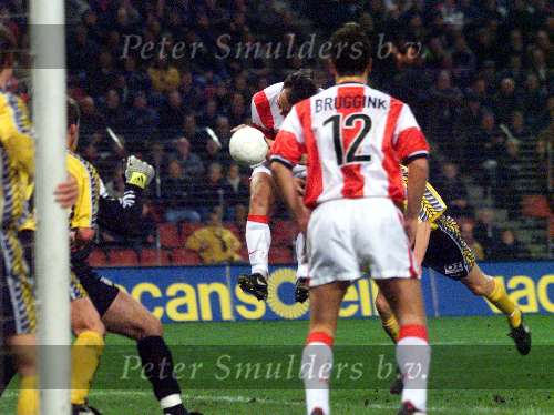 Eindhoven, 27 Februari 1999
PSV-NAC, eindstand 2-0
Jurgen Dirkx probeert met een kopbal te scoren.
