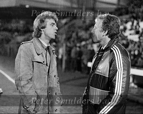 PSV-AJAX, eindstand 2-2 voor beker
Thijs Libregts in gesprek met Leo Beenhakker in stromende regen
15 April 1981