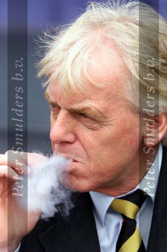 Leo Beenhakker een sigaar rokend
21-02-99


PETER SMULDERS BV