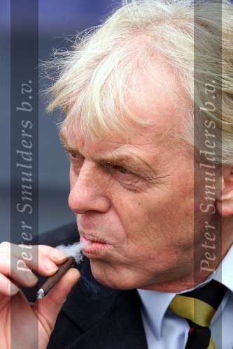 21 Februari 1999
Leo Beenhakker een sigaar rokend