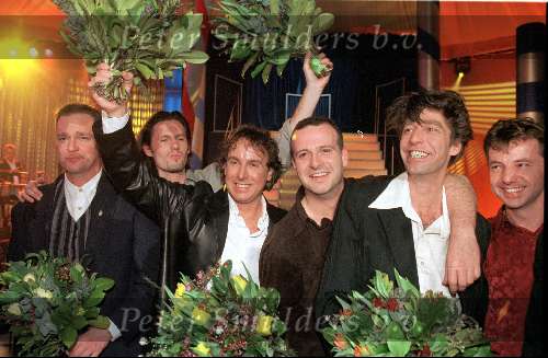 Amsterdam, 15 februari 1999
Uitreiking Gouden Harpen 1998
Op de foto v.l.n.r.: 2 groepsleden BLOF, Marco Borsato, zanger.... van BLOF, Maarten v Roozendaal en nog een groepslid vab BLOF