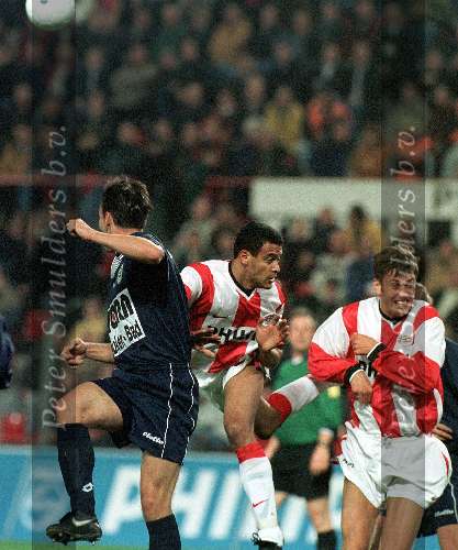Eindhoven, 3 oktober 1998
PSV-Fortuna SC, eindstand 2-0
PSV-ers Marcos en Andrei Skerla proberen Jurgen Dirkx van Fortuna SC te slim af te zijn.