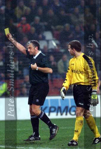 Eindhoven, 18 februari 1999
PSV-FC Twente, eindstand 3-0
Scheidsrechter Mario v d Ende toont een gele kaart