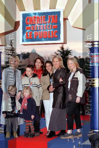27 Maart 1999
Eurodisney Parijs
v.l.n.r.: Marleen Houter, Cilly Dartell en Milleca v Dooren samen met hun kinderen.