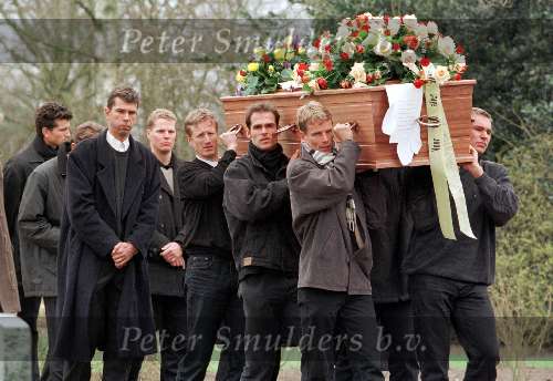 Son, 27 Februari 1999
Begrafenis Menno Oosting
Op de foto v.l.n.r.: Richard Krajiceck ( die speciaal vanuit London was overgevlogen en s\\\'avonds weer de halve finale wist te winnen). Michiel Schapers, Jan Siemerink