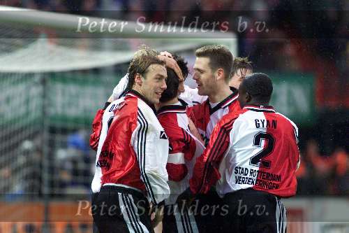 21 Februari 1999
Blijdschap bij de feyenoorders Paul Bosvelt, Cruz en Patrick Paauwe