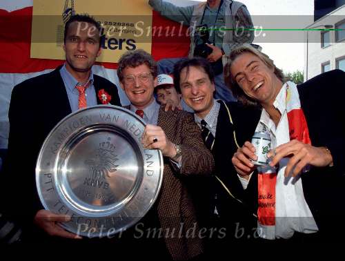 Juni 1997
Rene Eijkelkamp toont de KNVB-schaal  met links van hem Prins Bernhard Jr. en geheel rechts Chris Zegers