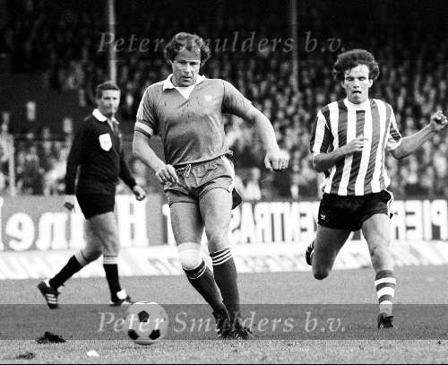 Ijzeren Rinus Israel in aktie voor PEC Zwolle-PSV rechts van hem Michel Valke
1979