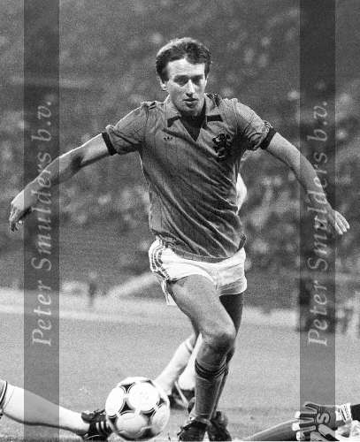 Rob Rensenbrink spelend voor het nederlands elftal