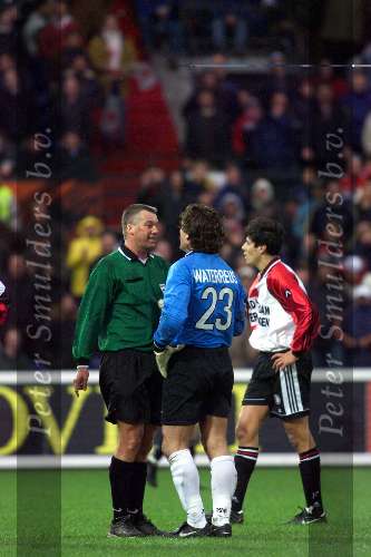 21 Februari 1999
Feyenoord-PSV 3-1
Diskussie tussen Scheidsrechter Luinge en Ronald Waterreus nadat laastgeomende de rode kaart heeft ontvangen.