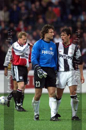 21 Februari 1999
Ronald Waterreus wordt getroost door plieggenoot Chris v d Weerden nadat hij een rode kaart heeft gekregen
Feyenoord-PSV 3-1
