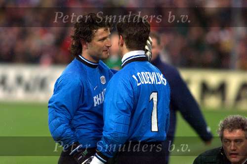 21 Februari 1999
Doelman Ronal Waterreus wenst zijn kollega Patrick lodewijks sukses toe nadat hij met een rode kaart van het veld is gestuurd door scheidsrechter Luinge in de wedstrijd Feyenoord-PSV, eindstand 3-1