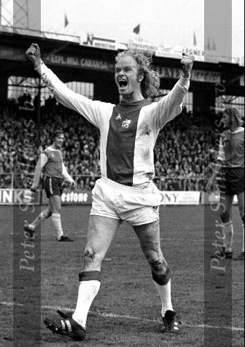 Ruud Geels juicht nadat hij gesoord heeft voor AJAX 1972
