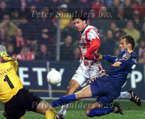 Eindhoven, 18 februari 1999
Ruud v Nistelrooy scoort zijn tweede doelpunt in de wedstrijd PSV-FC Twente.Spira Grujic komt te laat en doelman Sander Boschker is verslagen.