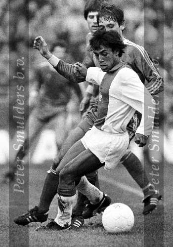 Simon Tahamata in duel met Adri v Kraaij 1979
